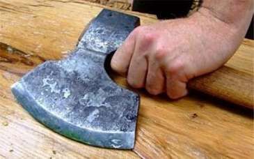 Dəhşətli qətl - Anasını və nənəsini yatdığı yerdə baltaladı