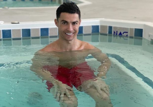 Ronaldunun uşaqları ilə caqquziyə çılpaq girməsi qalmaqala səbəb oldu - FOTO