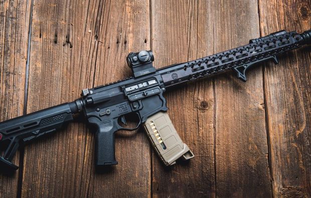 11-летняя девочка пришла в парламент штата Айдахо с заряженным автоматом - ФОТО