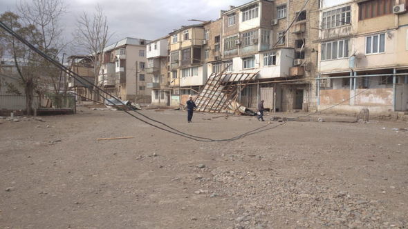 Güclü külək Gəncədə fəsadlar törətdi - FOTO