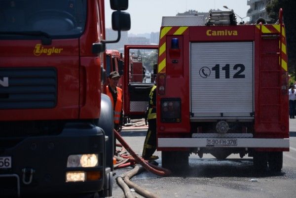 Bakıda yaşayış binası yanır - VİDEO