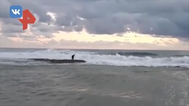 Fırtına dəniz sahilində oynayan uşaqları suya qərq etdi - VİDEO