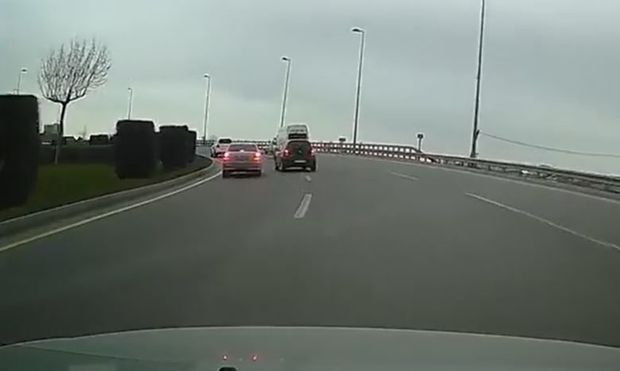 Başı telefona qarışan xanım sürücü qəzadan son anda xilas oldu - VİDEO