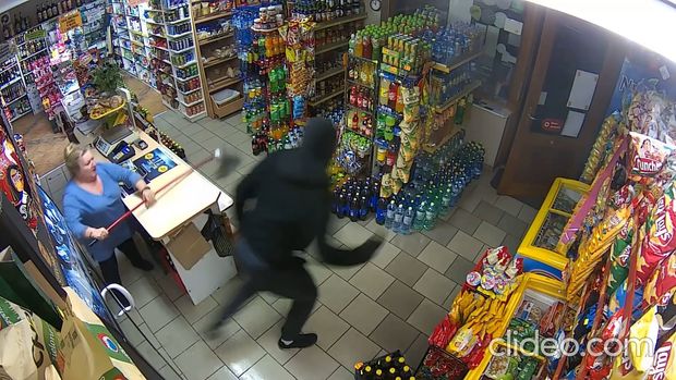 В Польше женщина дала достойный отпор вооруженному грабителю – ВИДЕО