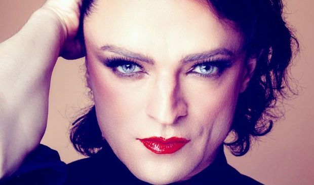 Ailəsi cinsini dəyişib, transgender olan müğənnidən üz çevirdi - FOTO