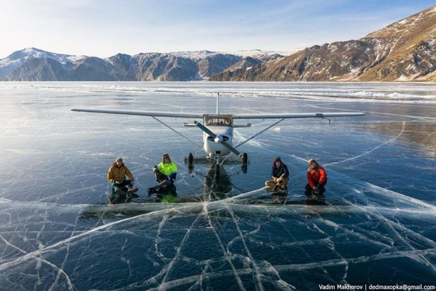 Təyyarə buz bağlayan gölə eniş etdi - VİDEO
