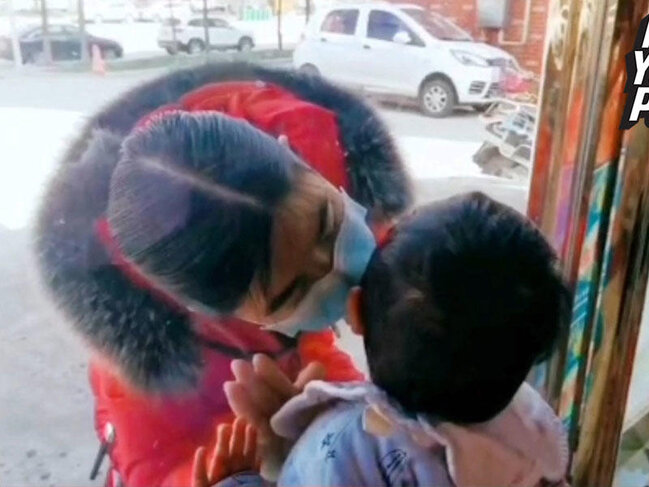Ana 26 gün sonra görə bildiyi oğlunu şüşənin arxasından öpdü - Çindən təsirli kadrlar - VİDEO