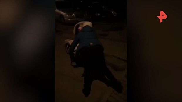 Sərxoş nənə nəvəsini gəzdirdiyi uşaq arabasını aşırdı - VİDEO