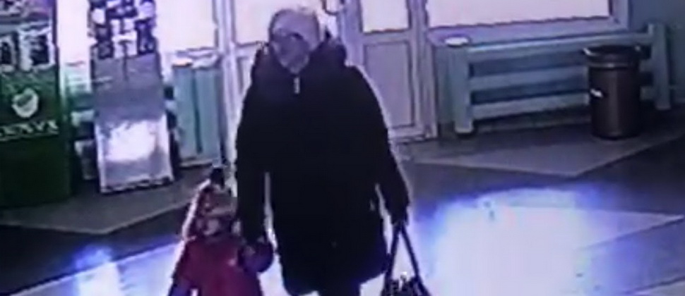 Ana uşağını klinikanın ayaqyolunda ataraq qaçıb - VİDEO