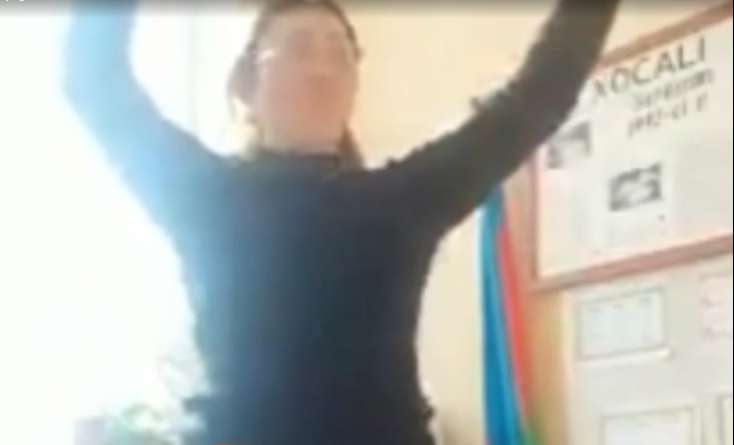 Azərbaycanda biabırçılıq: Müəllimə sinifdə 