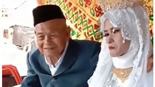 В Индонезии 100-летний мужчина женился на 20-летней девушке