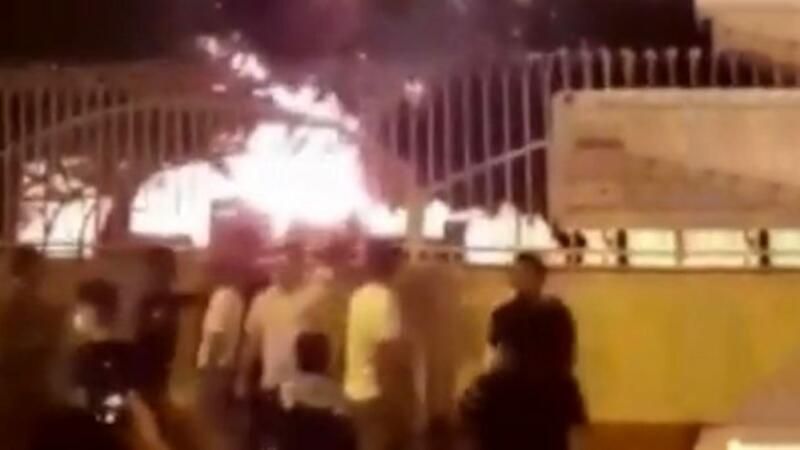 İranda DƏHŞƏT: Koronovirusa yoluxanların yerləşdiyi xəstəxana yandırıldı — VİDEO