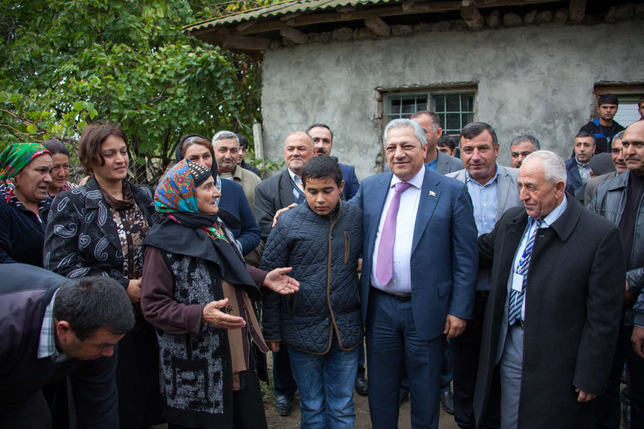 Şəkinin YAP-çı deputatının London məcəraları - CAVANŞİR FEYZİYEV ÖLKƏNİ NECƏ TALAYIR?