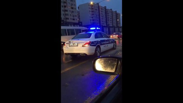 На трассе Баку-Сумгайыт Opel въехал в дорожный отбойник - ВИДЕО