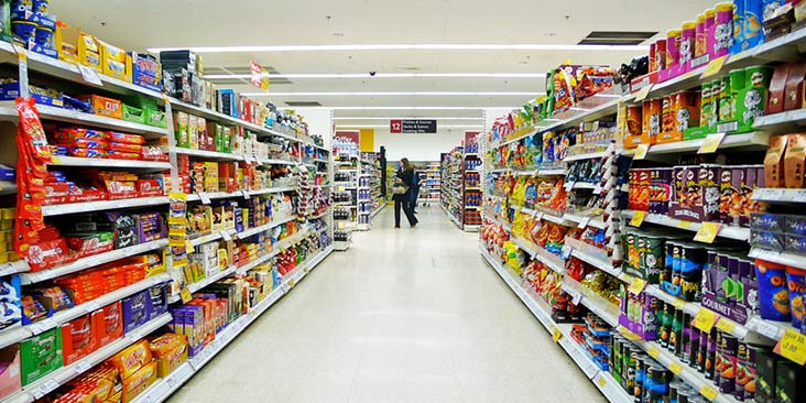 Bakıda marketlərdə siqaret çəkən kolbasa satılır - FOTO