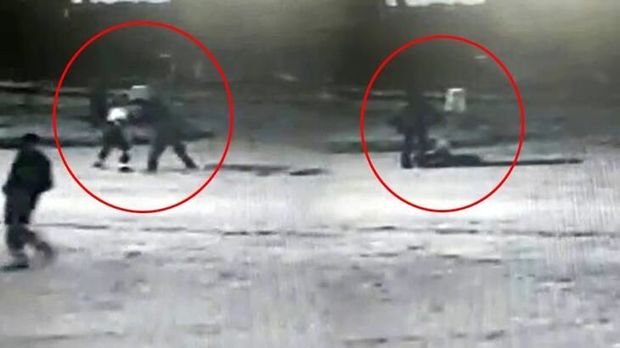 Küçədən keçən qadınlara hücum etdi: Birini bıçaqladı, birini döydü - ANBAAN VİDEO