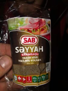 “SAB” kolbasasından çıxan bolt müştərini dəhşətə gətirdi – FOTOFAKT