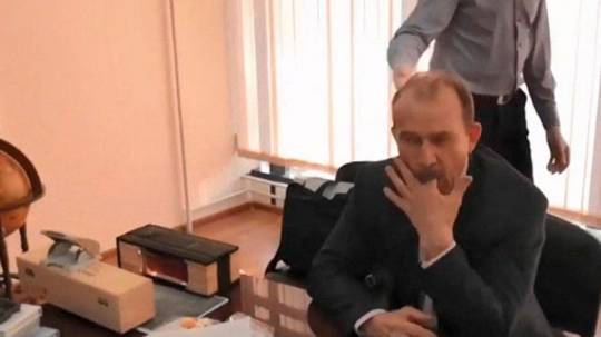 Polis dövlət qurumunda əməliyyat keçirdi - Sədr müavini rüşvət siyahısını gizlətmək üçün yedi - FOTO