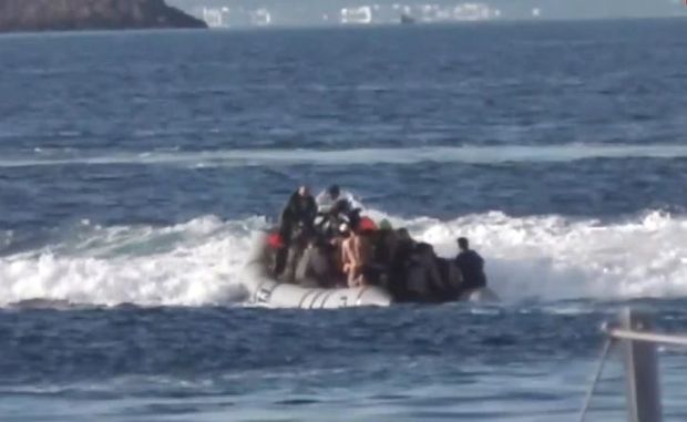 Yunanıstan dənizçilərinin miqrantlarla amansız davranışı - VİDEO