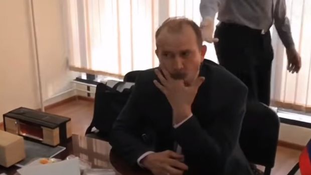 Коррупционер в России пытался проглотить документ и подавился – ВИДЕО