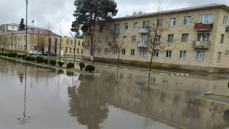 İmişli rayon mərkəzi böyük gölə çevrildi, İH şöbə müdiri faktı dandı (FOTO/VİDEO)