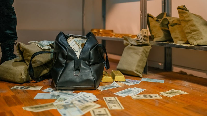 Bakıda səfirin iş otağından 35 min dollar oğurlandı