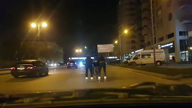В Баку молодые люди создали опасную ситуацию на оживленной автодороге – ВИДЕО