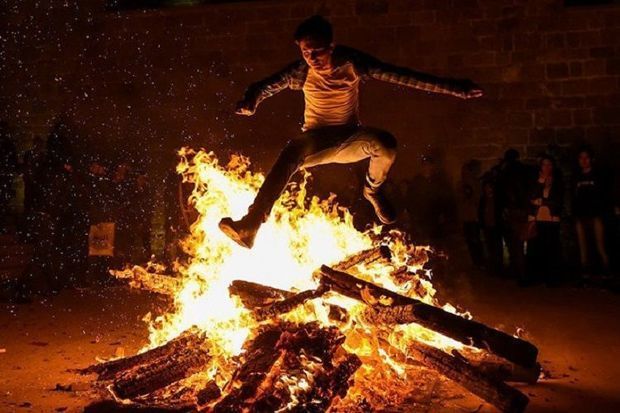 В Гяндже два подростка пострадали, упав в костер