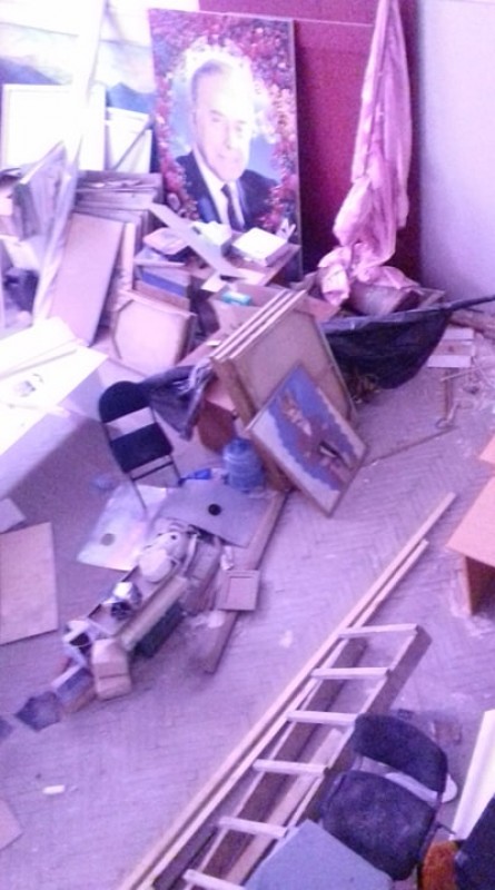 Ulu Öndərin və prezident İlham Əliyevin portretləri tullantılar arasına atılıb - Kürdəmir Mədəniyyət evindəki mədəniyyətsizlik! - FOTOLAR