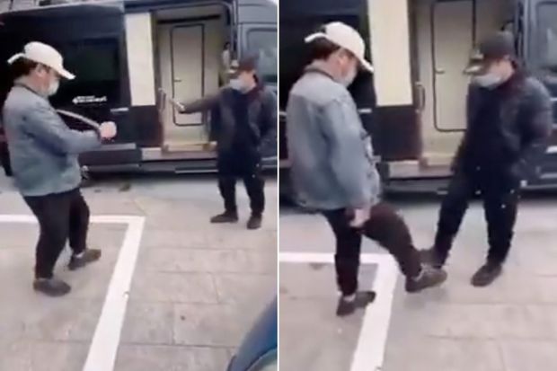 В Китае из-за коронавируса начали здороваться новым способом – ВИДЕО