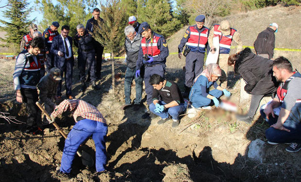 Anasını döyən oğulu ata balta ilə öldürdü