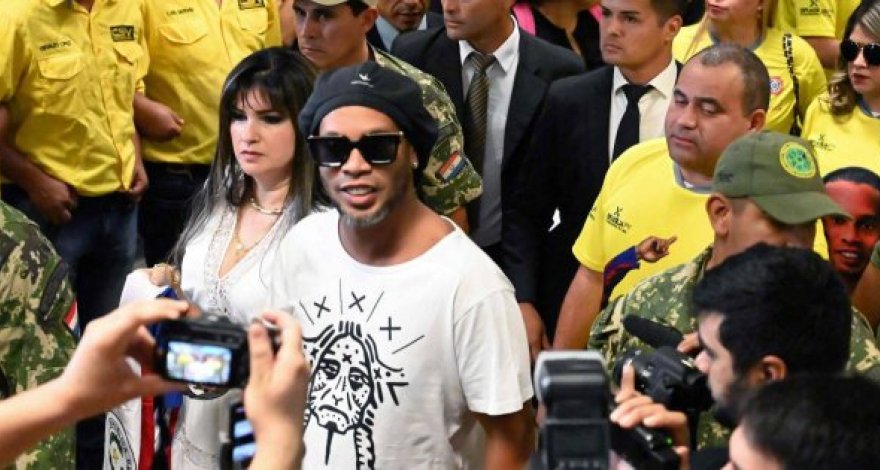 Роналдиньо могут арестовать в Парагвае за поддельный паспорт