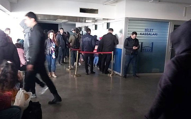 Avtovağzalda işıqlar söndü, növbələr yarandı - Foto