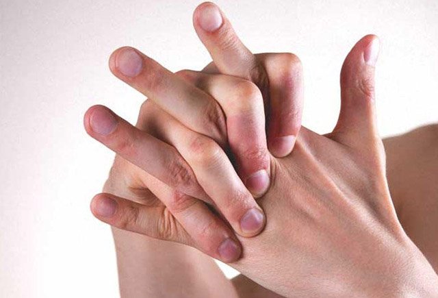 Barmaq şıqqıldatmaq zərərlidir?