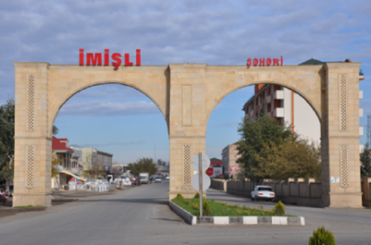 İmişli rayon mərkəzi böyük gölə çevrildi, İH şöbə müdiri faktı dandı - FOTO