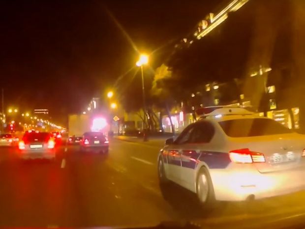 Yol polisi Bakıda qaydaları belə pozur — VİDEO
