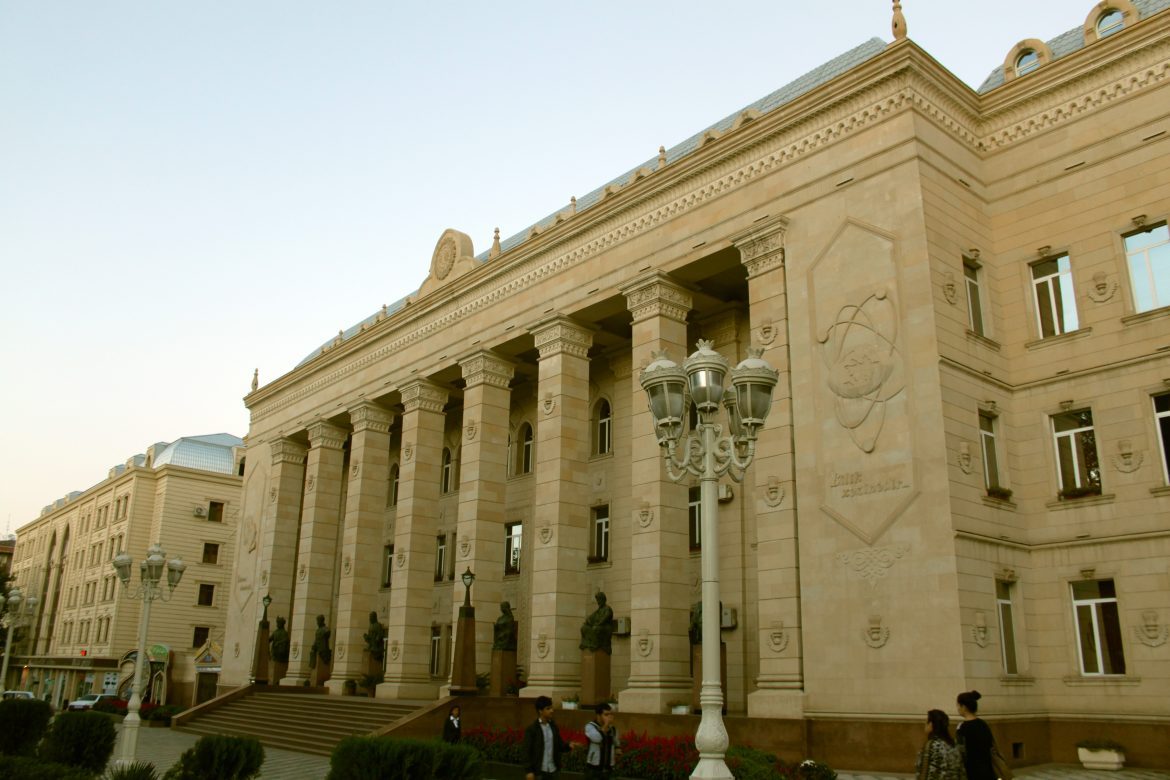 “Şöhrət” ordenli sədr rəhbərlik etdiyi elm ocağını “bazara çevirib” - İTTİHAM