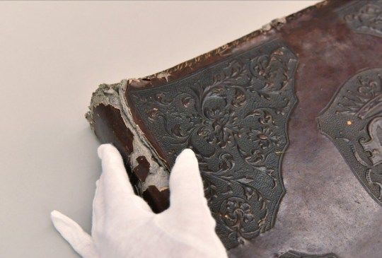 Üz qabığı insan dərisindən olan albom satışa çıxarıldı - FOTO