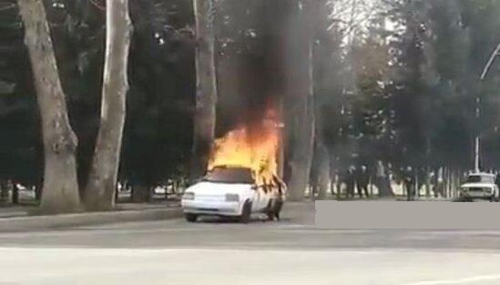 Qarabağ əlili Mingəçevir şəhər icra hakimiyyətinin qarşısında avtomobilini yandırdı - FOTO - VİDEO