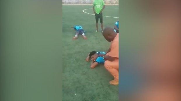 В Нигерии футболист скончался прямо на поле – ВИДЕО