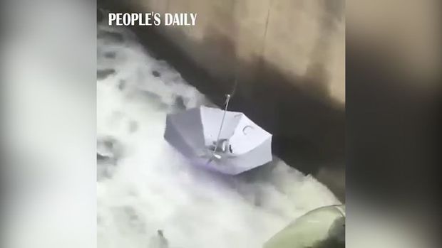 В Китае мужчина порыбачил с помощью зонта - ВИДЕО