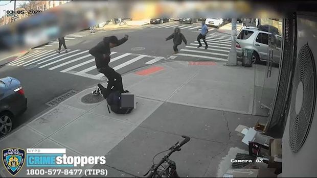 В США группа подростков жестоко избила девочку – ВИДЕО