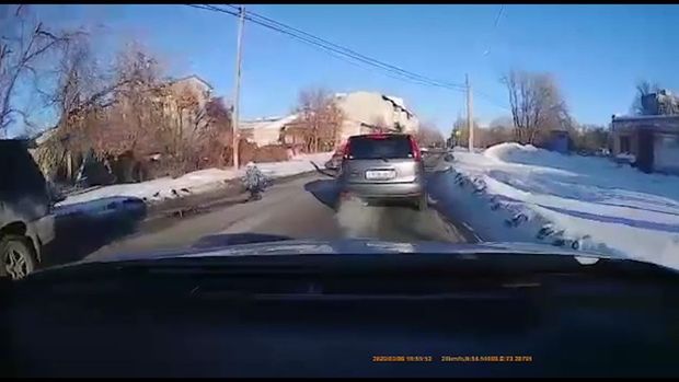 В России мать покатала ребенка на санках, привязанных к авто – ВИДЕО