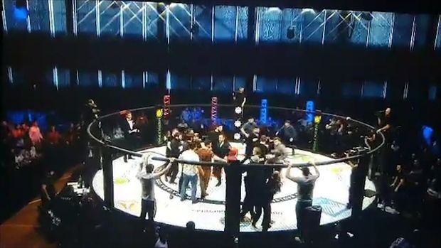 Azarkeşlər erməni hakimə hücum edib yerə sərdilər - VİDEO