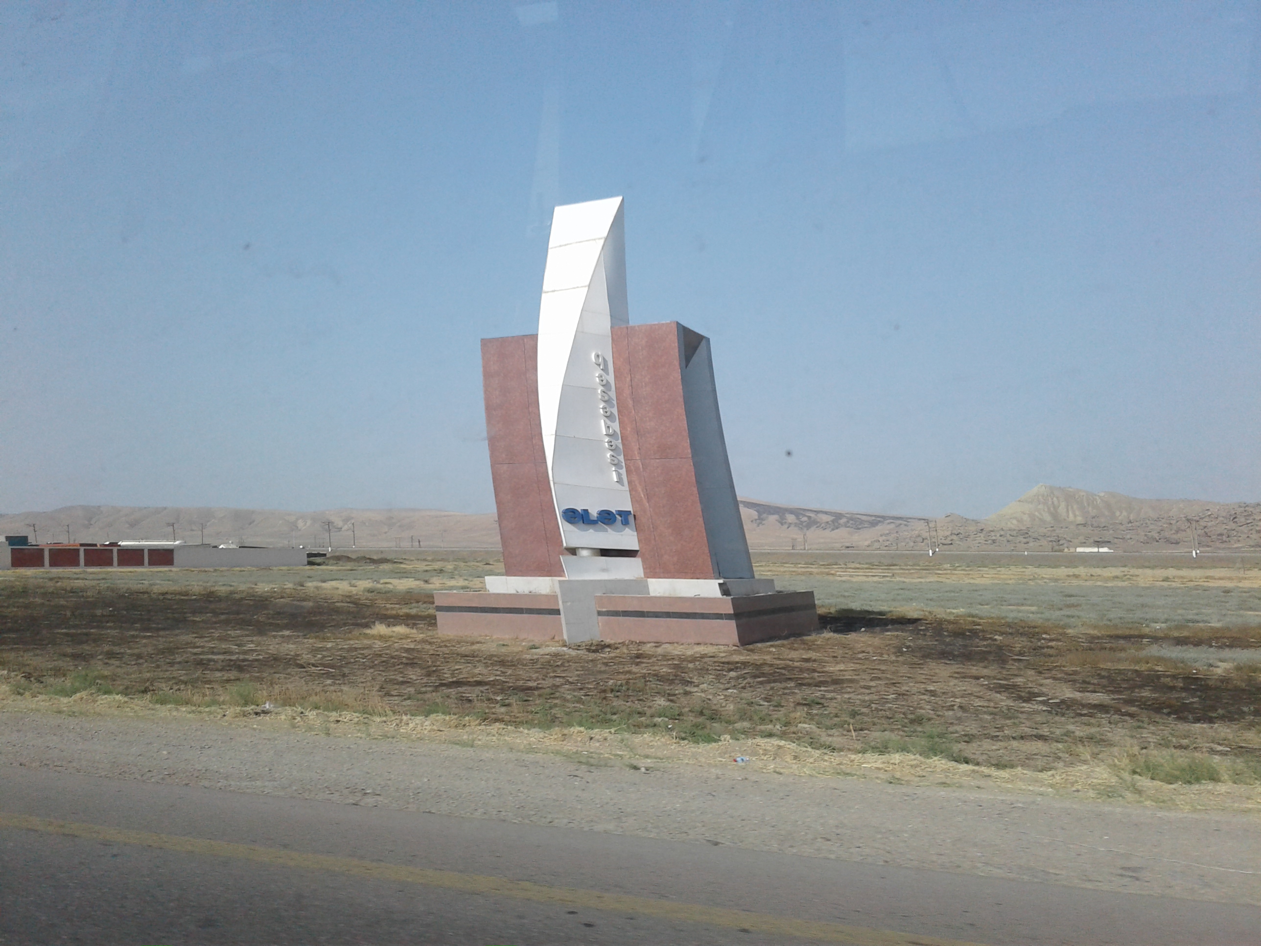 Zülmətə bürünən Ələt qəsəbəsinin küçə işıqları niyə yandırılmır? — FOTO