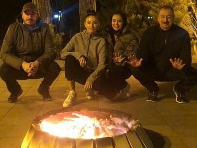 İlham Əliyev ailəsi ilə birgə tonqal başında - FOTO