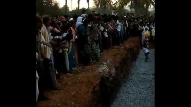 Hindistanda dini ayində iştirak edən kahin diri-diri yanacaqdı – VİDEO