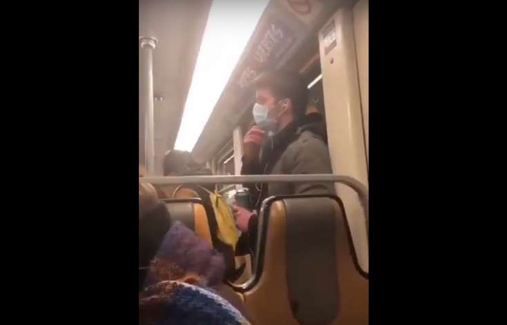 Metroda iyrənc hərəkət: Virus başqalarına da keçsin deyə görün nə etdi - VİDEO GÖRÜNTÜ