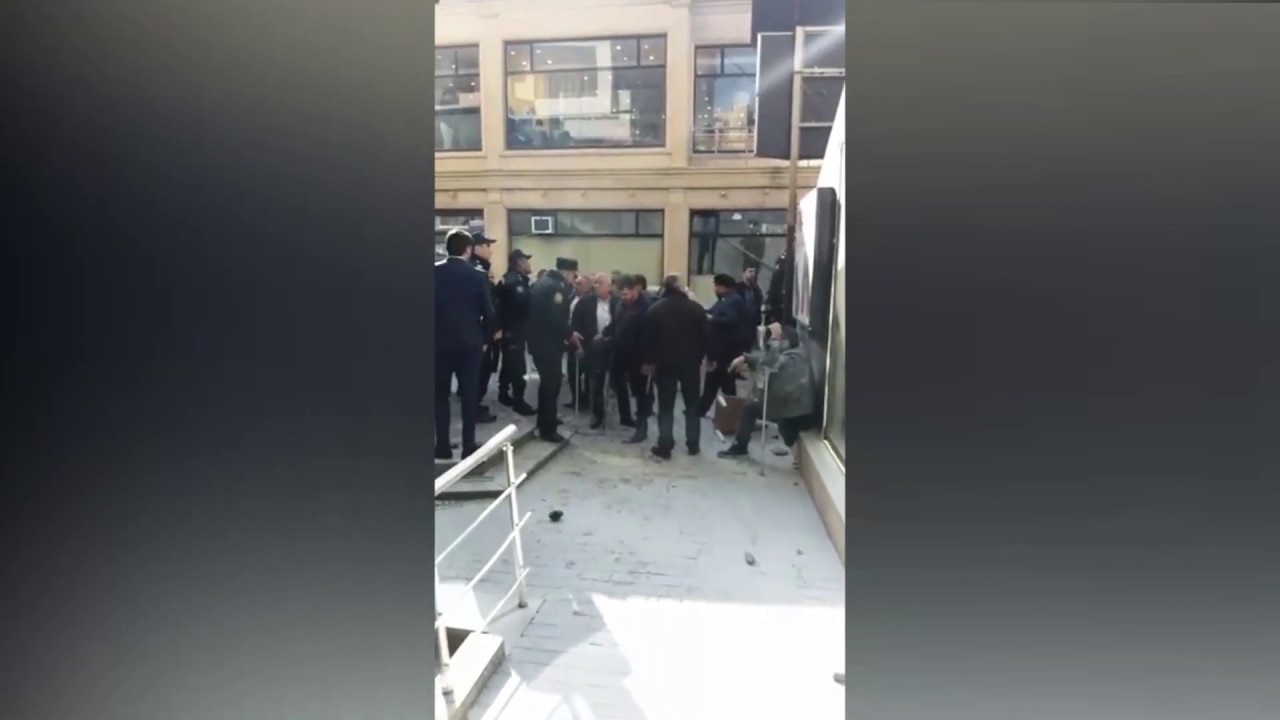 Əhmədli metrosu yaxınlığında kütləvi dava - ƏLİLLƏR SAHİBKARIN OBYEKTİNİ DAĞITDILAR