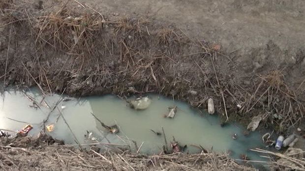 В Уджаре канализационные воды стекают на улицу - ВИДЕО